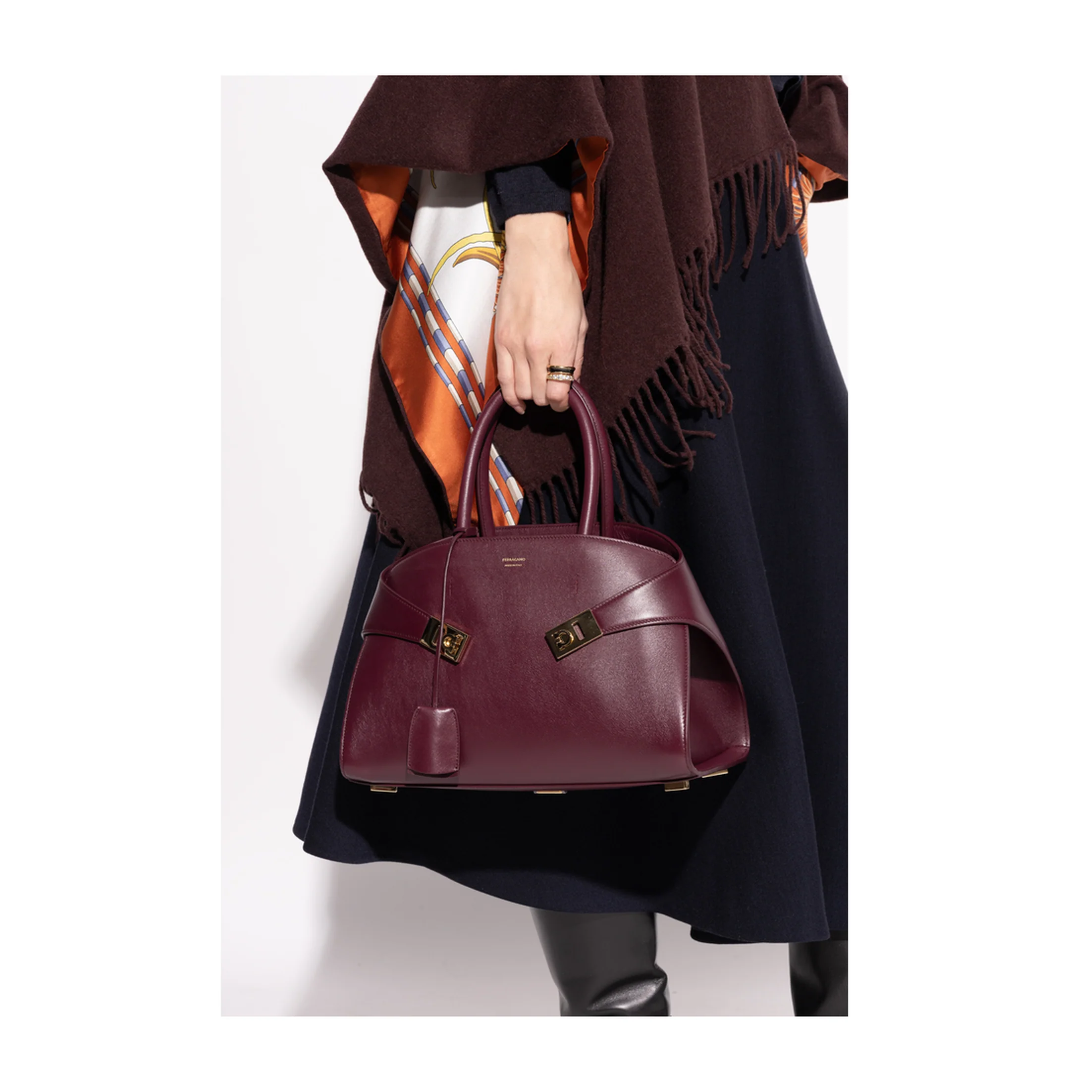 Hug Medium Leather Handbag - Plum - Image 5