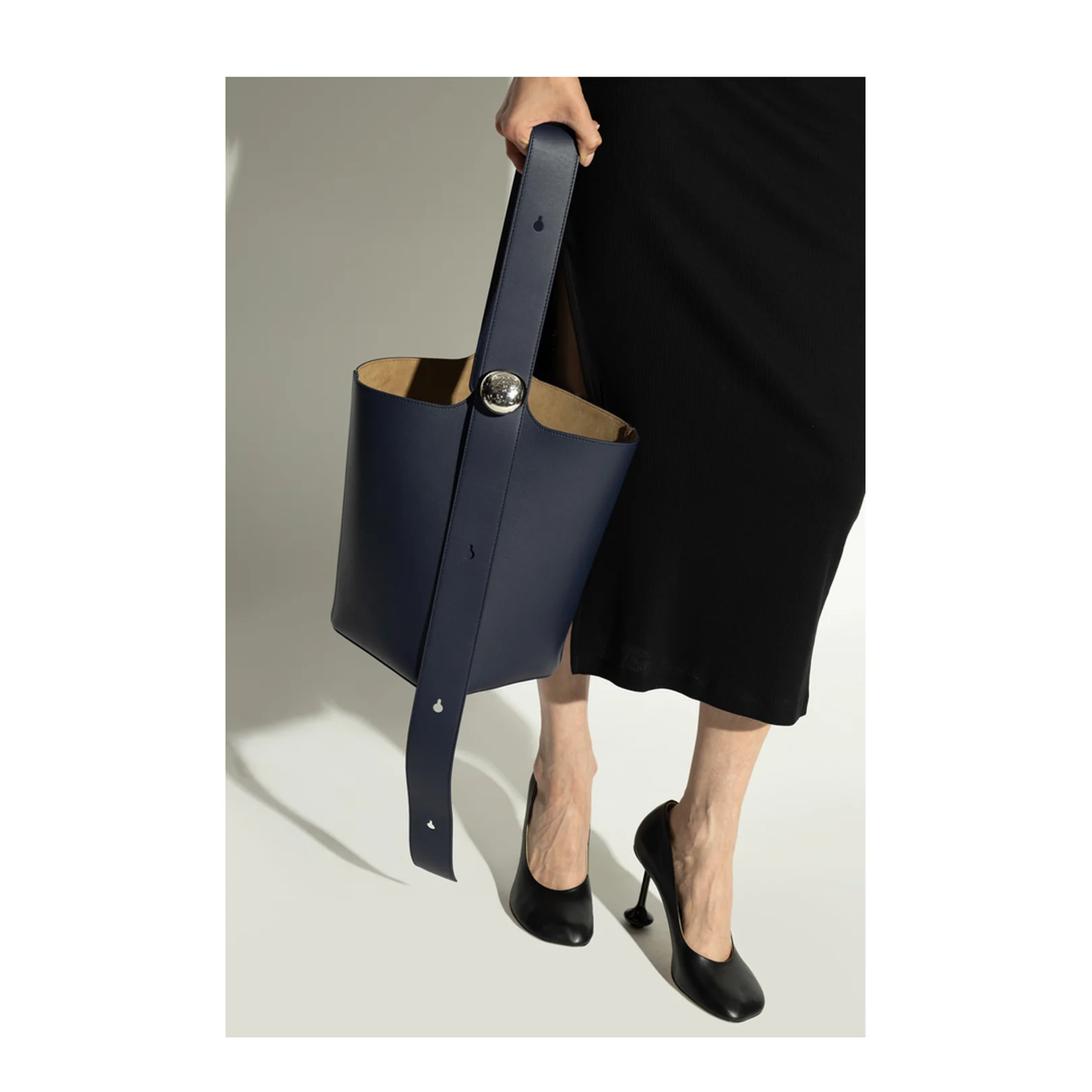 Pebble Medium Leather Bucket Bag - Blue - Image 2